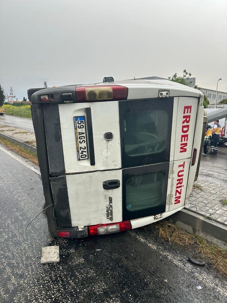 Tekirdağ’da lastiği patlayan servis minibüsü devrildi: 7 yaralı