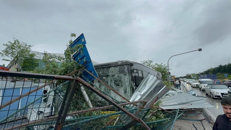 Ümraniye'de İETT otobüsü iş yerinin bahçesine girdi