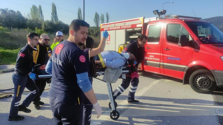 Bursa'da, hafif ticari araç bariyerlere çarptı; aynı aileden 4 yaralı