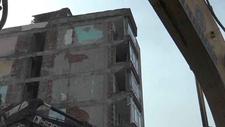 Avcılar'da yıkılan binanın bitişiğindeki apartmanın balkon duvarının olmadığı ortaya çıktı