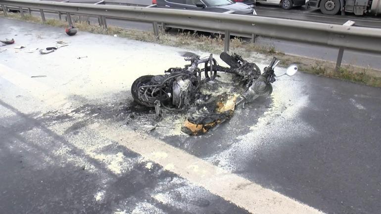 Basın Ekspres'te emniyet şeridindeki araca iki motosiklet çarptı: 2 yaralı