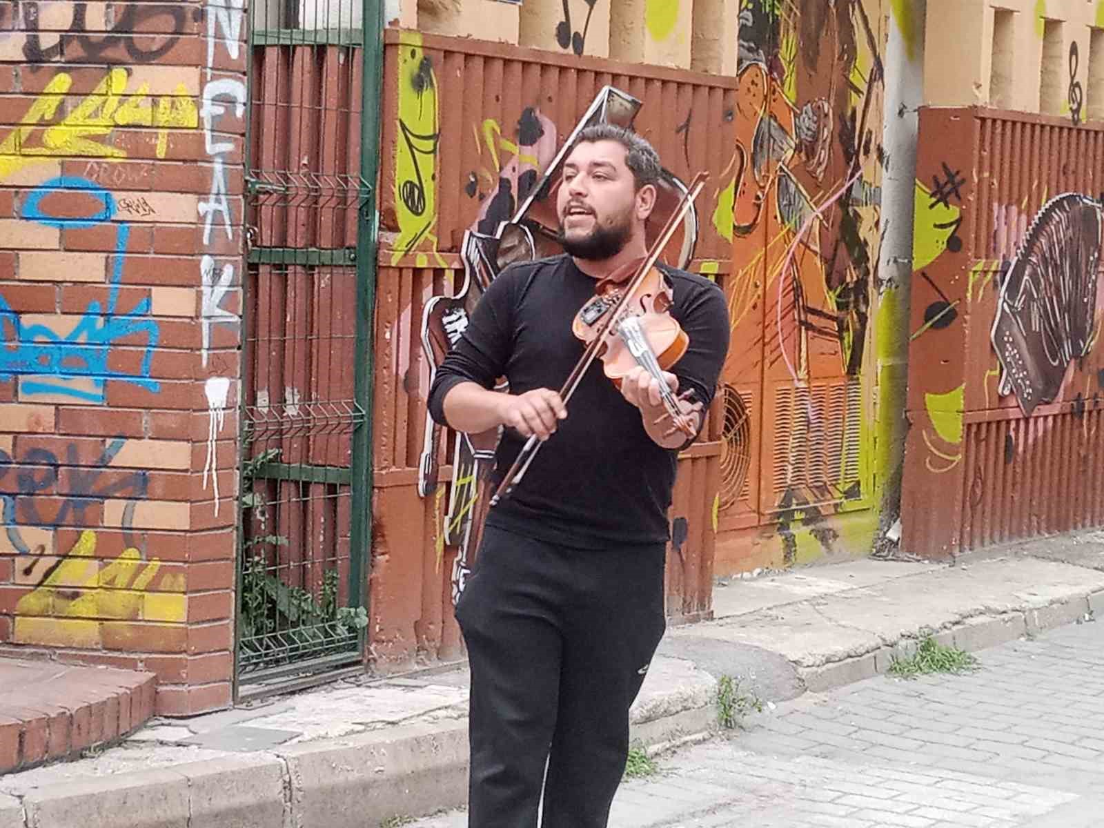 Bayram yoğunluğunu fırsat bilen sokak müzisyenlerinden konserler