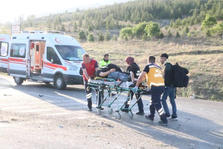 Afyonkarahisar’da yolcu otobüsüyle kamyonet çarpıştı: 17 yaralı