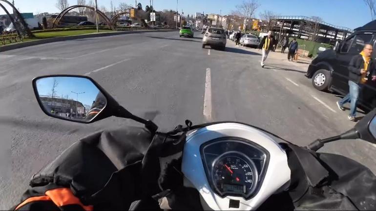 Sosyal medyada takipçi uğruna motosikletini yayaların üzerine sürerek dalga geçti