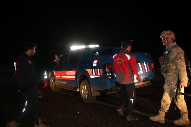 Hakkari-Çukurca kara yolunda heyelan; kamyonet kayalar arasında kaldı