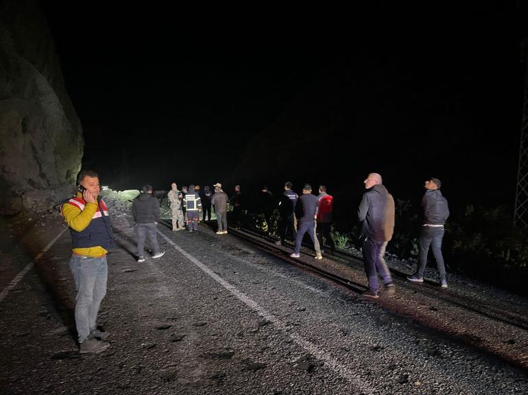 Hakkari-Çukurca kara yolunda heyelan; kamyonet kayalar arasında kaldı