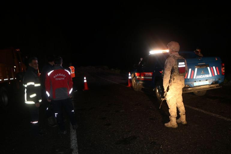 Hakkari-Çukurca kara yolunda heyelan; kamyonet kayalar arasında kaldı