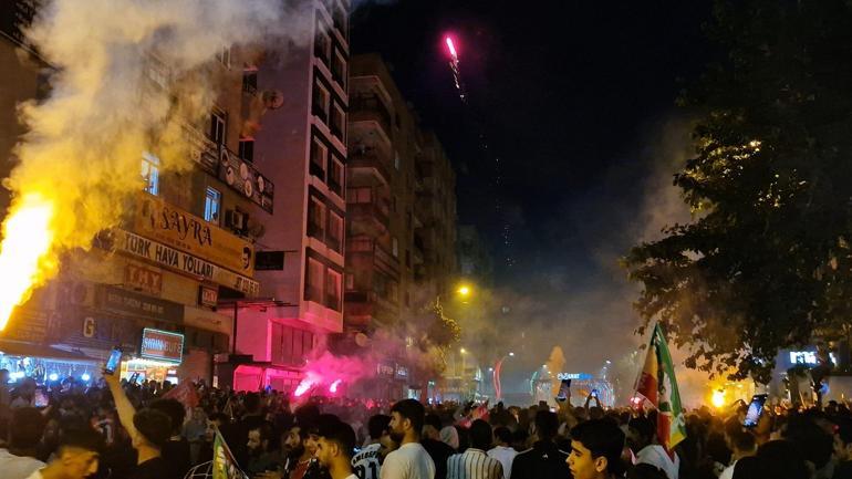 1’inci Lig'e yükselen Amed Sportif Faaliyetler taraftarı şampiyonluğu kutluyor