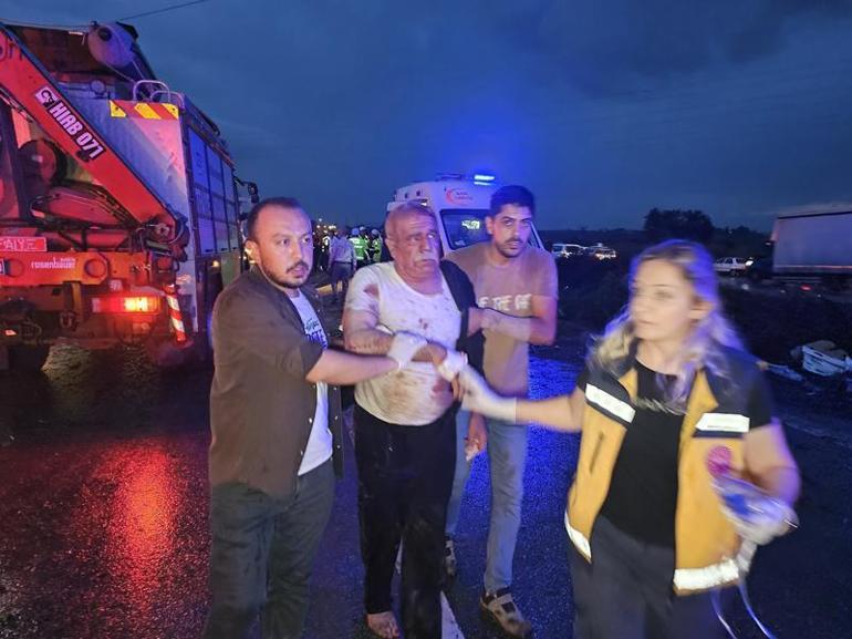 Mersin'de karşı şeride geçen yolcu otobüsü, 3 araçla çarpıştı; 12 ölü, 20'nin üzerinde yaralı var