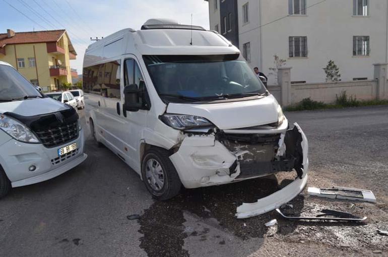 Aksaray’da işçi servis minibüsüyle otomobil çarpıştı: 7 yaralı