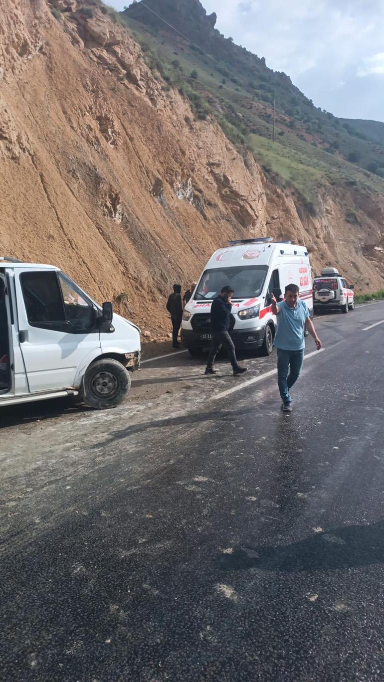 Tankerden sızan yakıt nedeniyle kayan minibüs takla attı: 8 yaralı