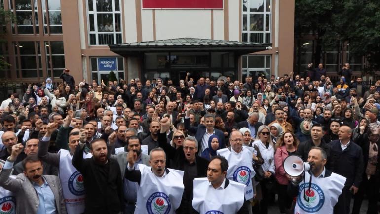 Öğretmenlerden valilik önünde protesto