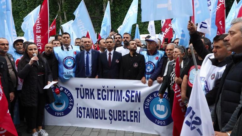 Öğretmenlerden valilik önünde protesto