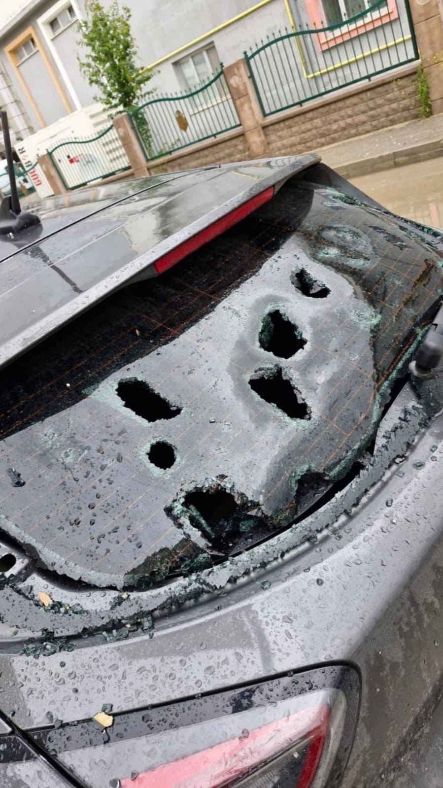 Ceviz büyüklüğündeki dolu yağışı araçların camlarını kırdı