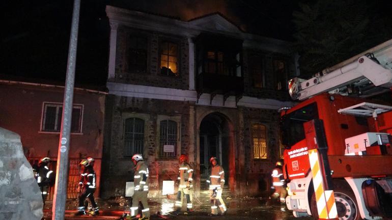 İzmir'de tarihi binada yangın; mahsur kalan kadın kurtarıldı