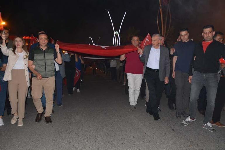 Silopi'de 300 metrelik Türk bayrağı ile fener alaylı gençlik yürüyüşü