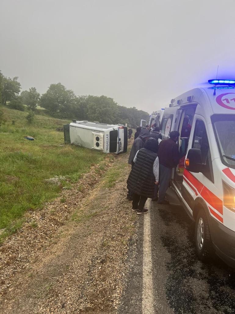 Sera işçilerini taşıyan minibüs devrildi: 14 yaralı