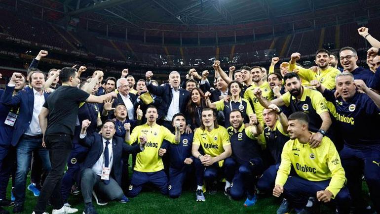 Fenerbahçeli futbolcular Galatasaray'ın sahasının ortasında bayrak açtı