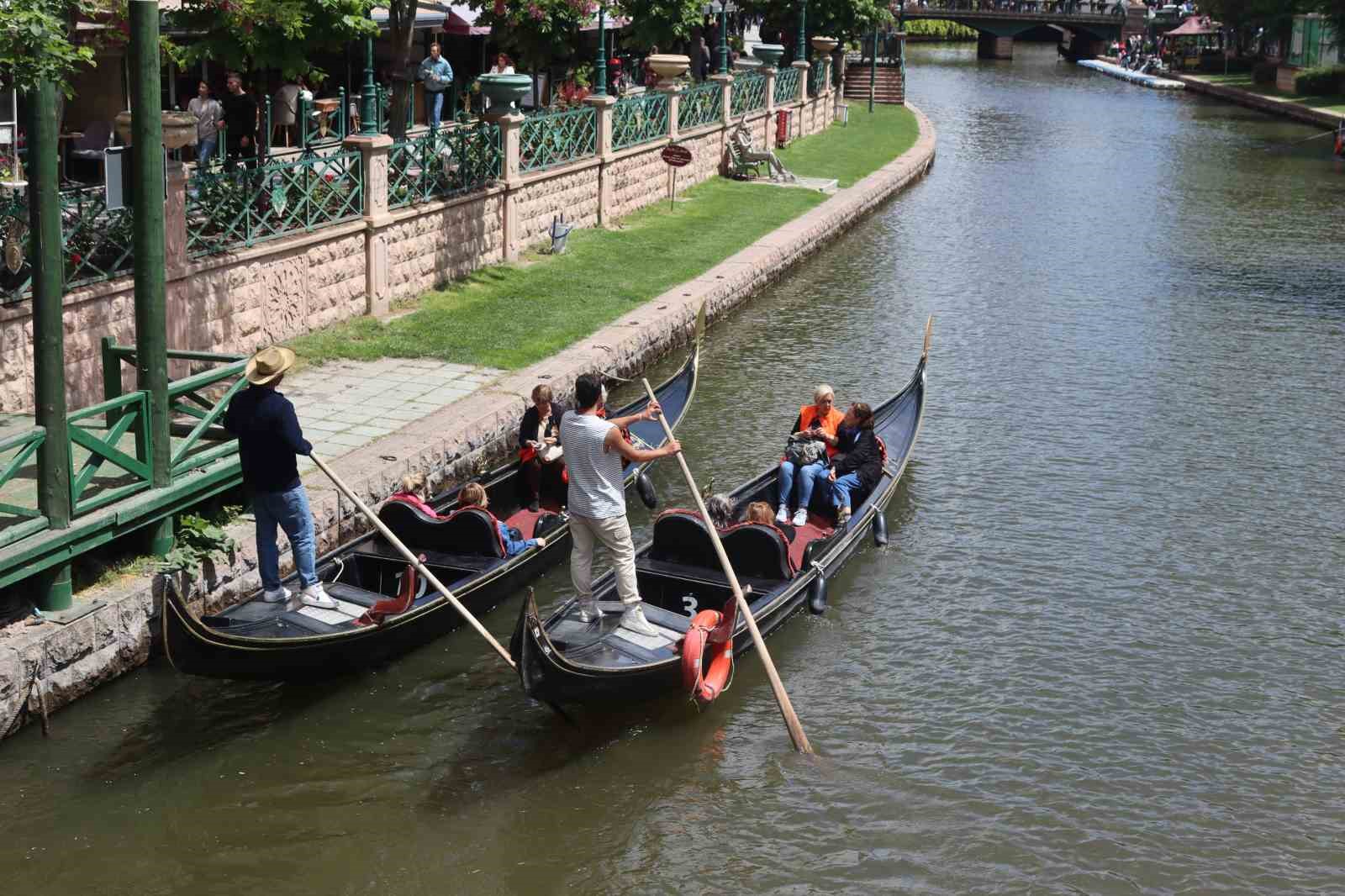 Gondola binebilmek için iskelede dakikalarca sıra beklediler