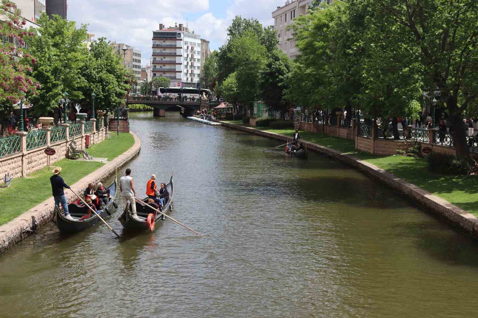 Gondola binebilmek için iskelede dakikalarca sıra beklediler