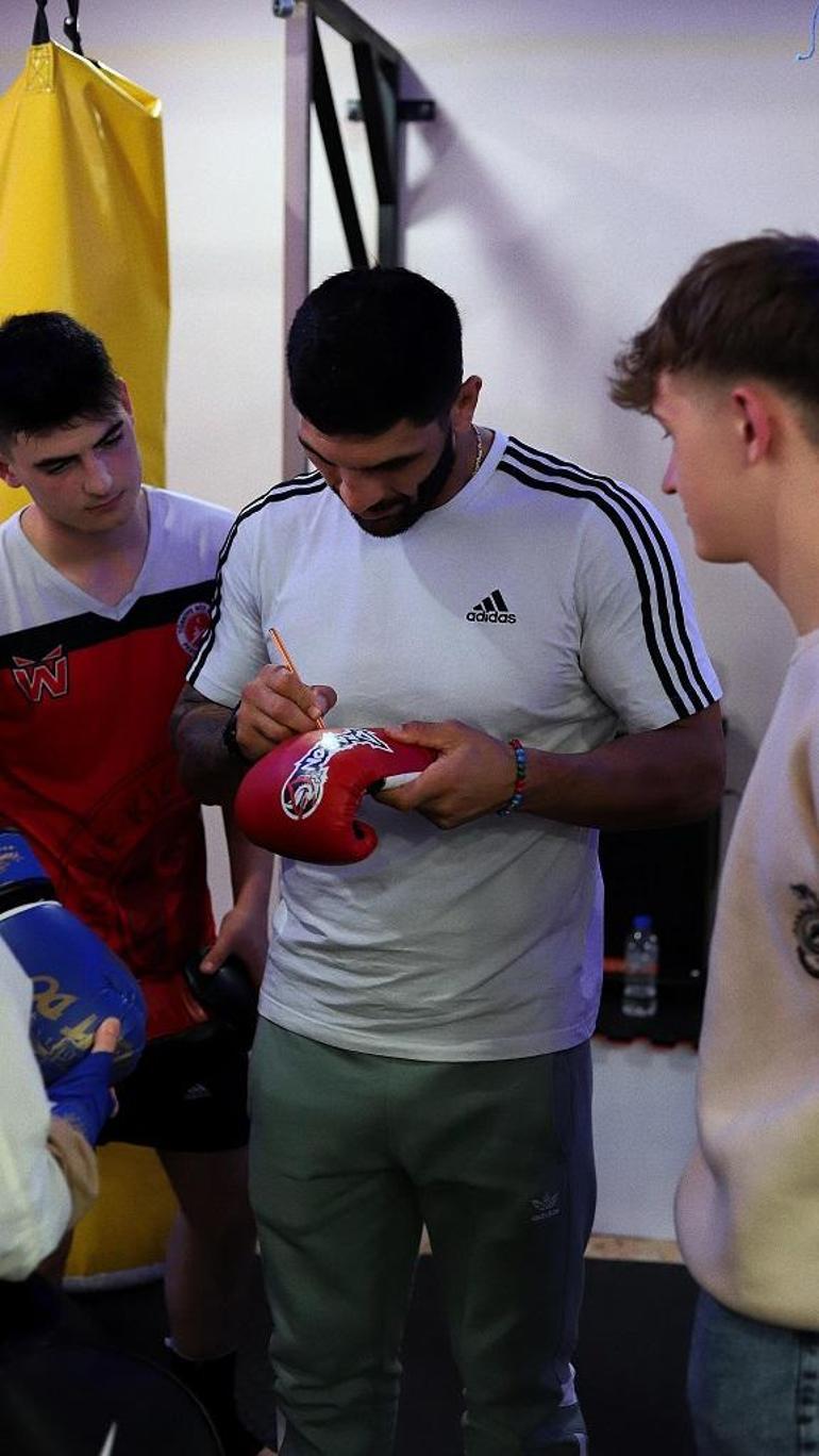 Kick boks dünya şampiyonu Bahram Rajabzadeh, İznik'i ziyaret etti