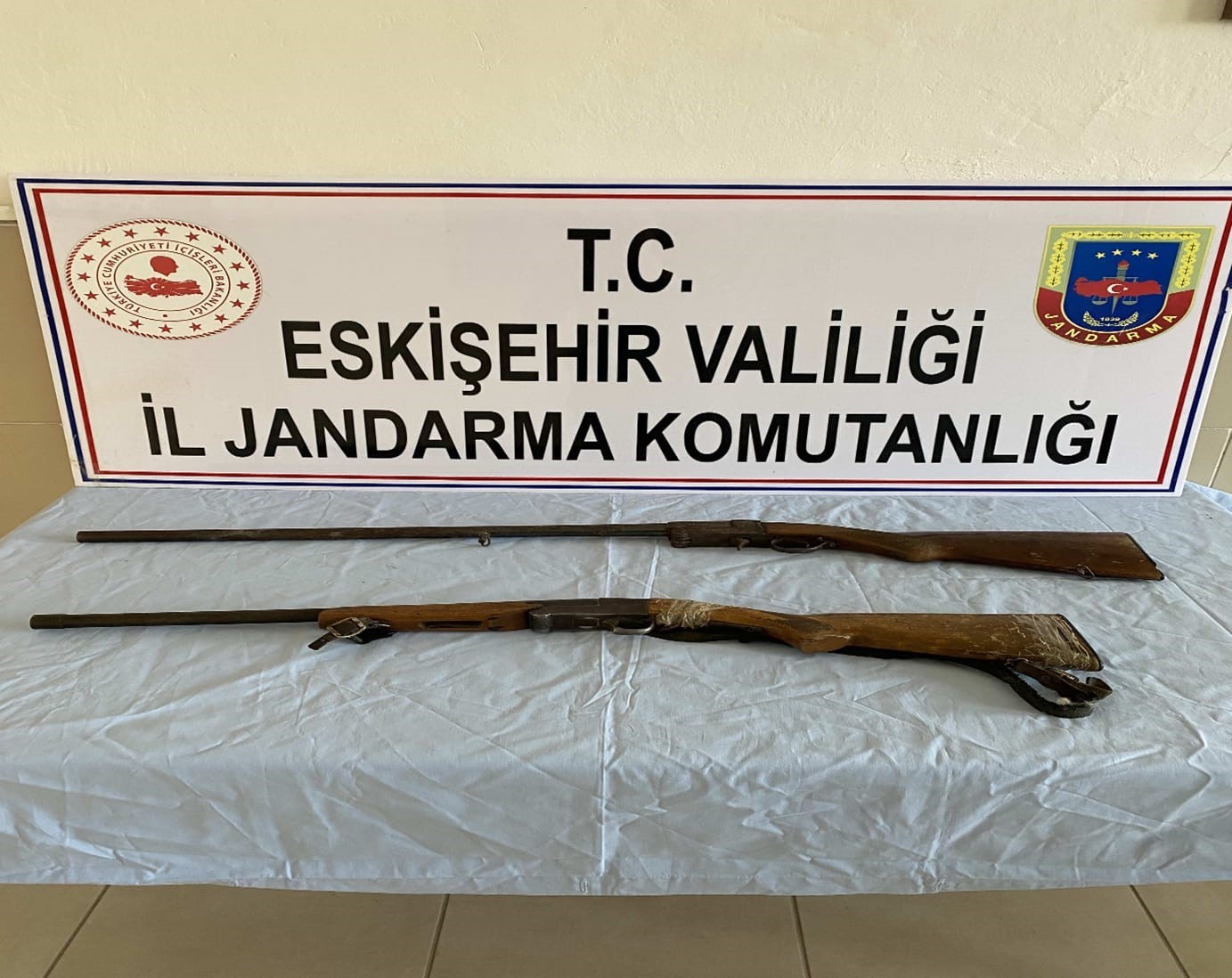 Jandarma ruhsatsız tabanca ve av tüfeği ele geçirdi