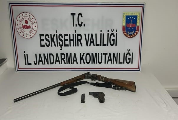 Jandarma ruhsatsız tabanca ve av tüfeği ele geçirdi