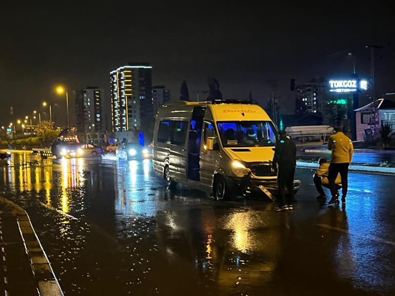 Kayseri'de otomobil ile servis minibüsü çarpıştı: 11 yaralı