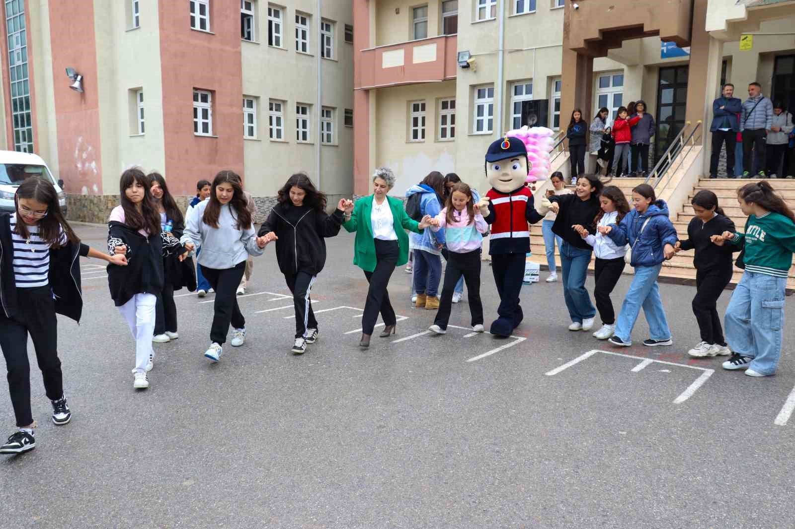 Jandarmadan ortaokul öğrencilerine etkinlik