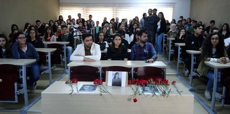 Kazada ölen üniversiteli Elif'i, boş kalan sırasında karanfiller ve fotoğraflarıyla andılar