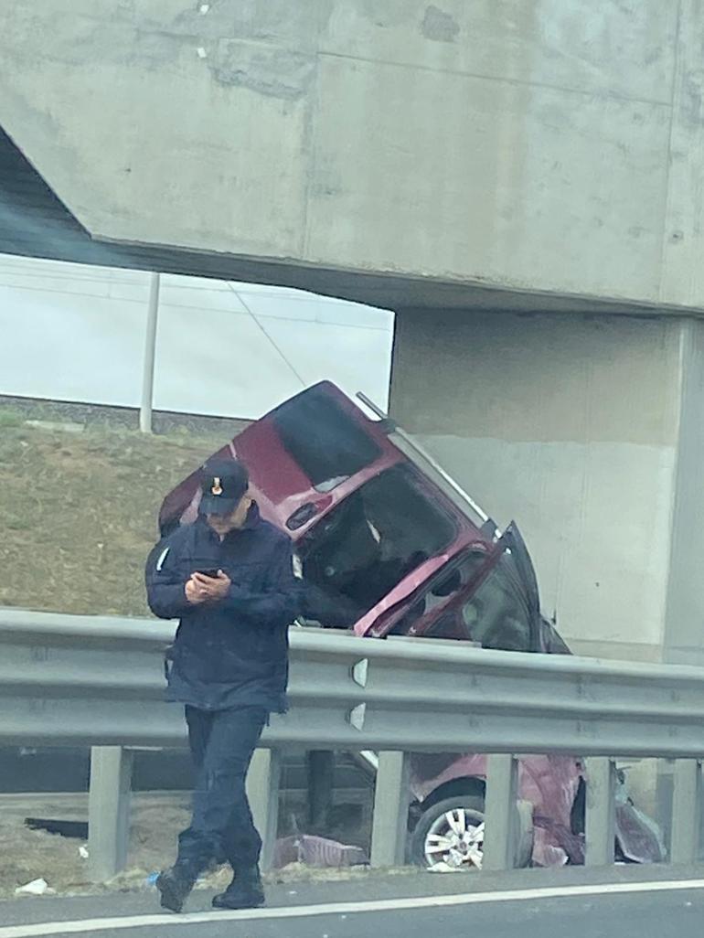 Hafif ticari araç köprü ayağına çarptı: 4 ölü, 1 yaralı