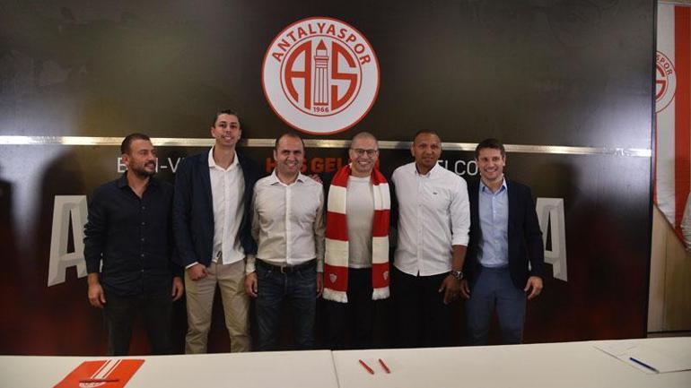 Antalyaspor'da Alex de Souza resmi sözleşmeyi imzaladı