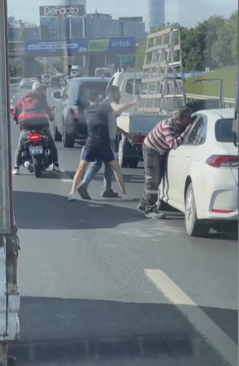 Küçükçekmece'de trafik magandaları sürücüye saldırdı