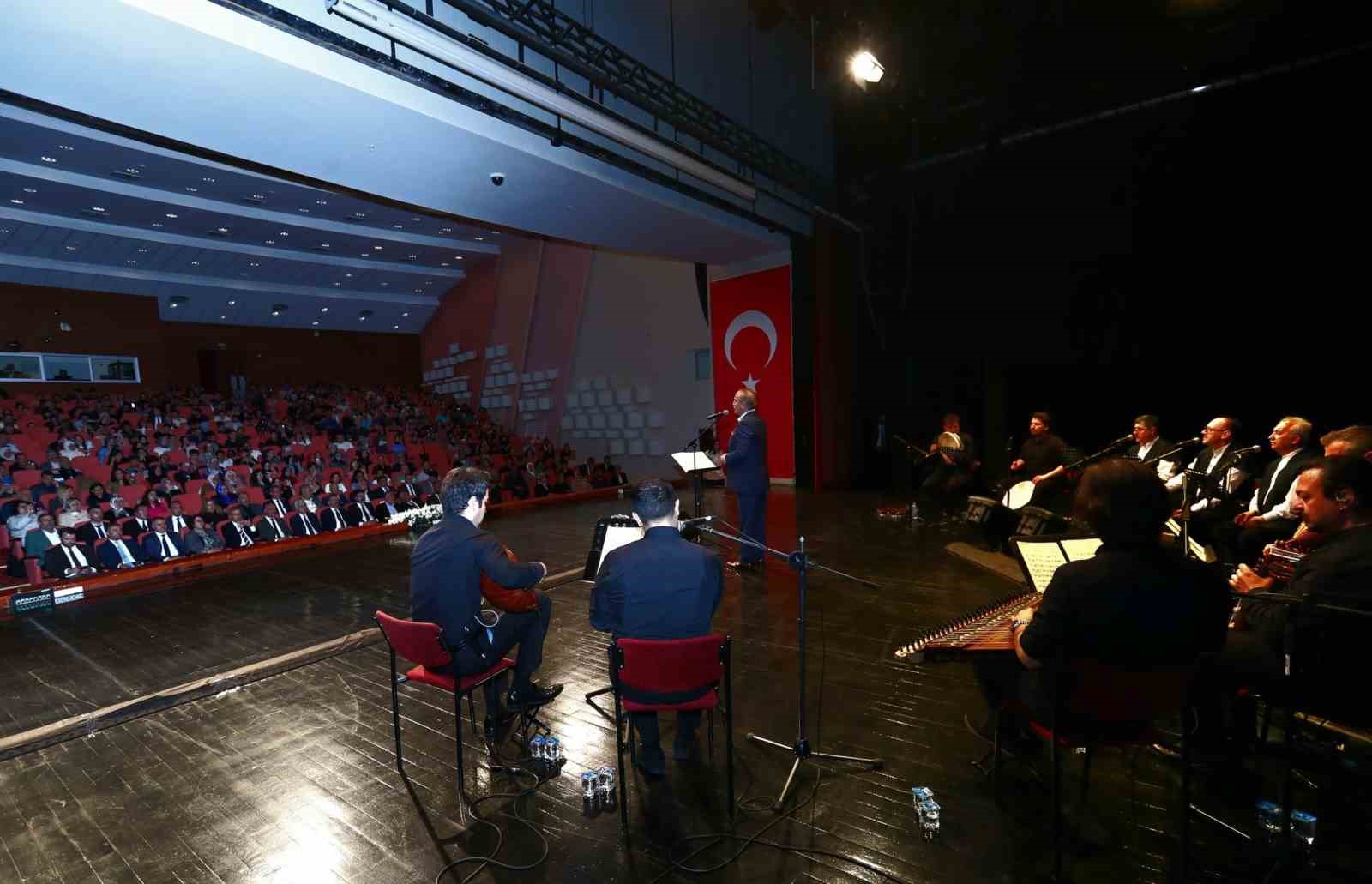 Vali Aksoy ‘Mehmet Kemiksiz ile Yunusça İlahiler’ programına katıldı