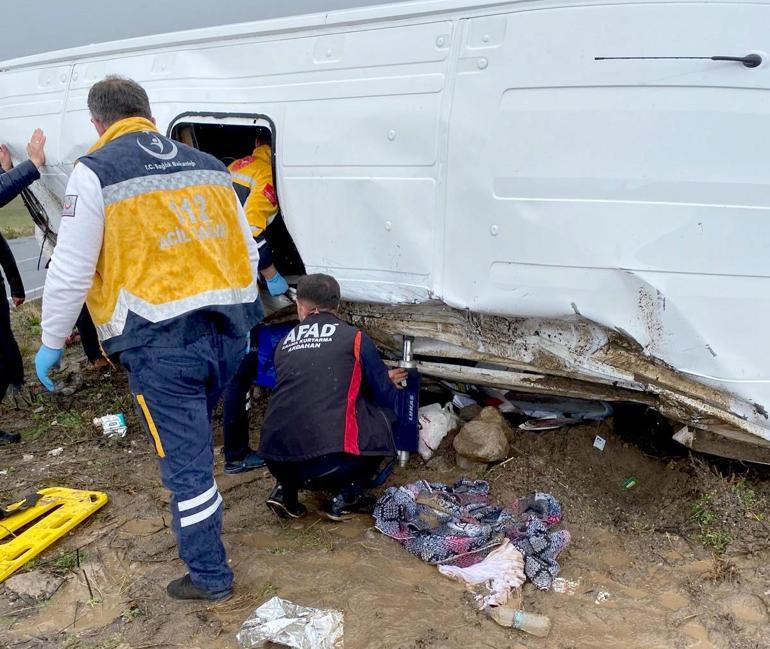 Ardahan'da rehabilitasyon öğrencilerinin de taşındığı yolcu minibüsü kaza yaptı; 1 ölü, 7'si öğrenci 13 yaralı