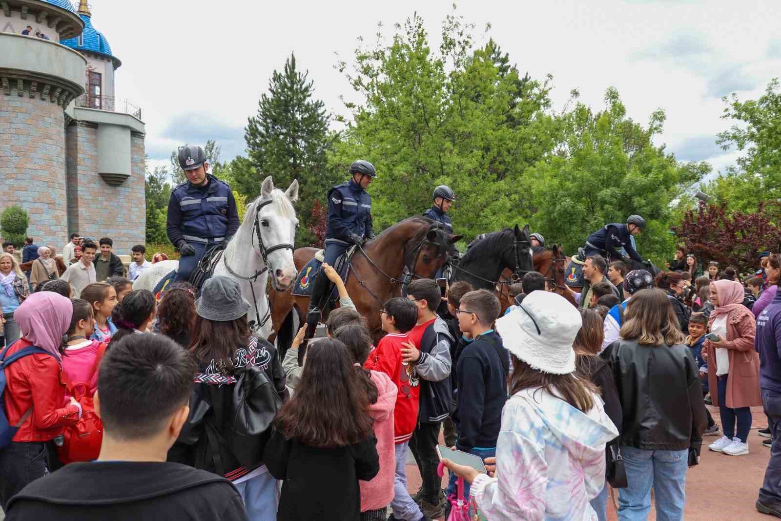 Parklarda devriyeye çıkan atlı jandarma takımları büyük ilgi topladı