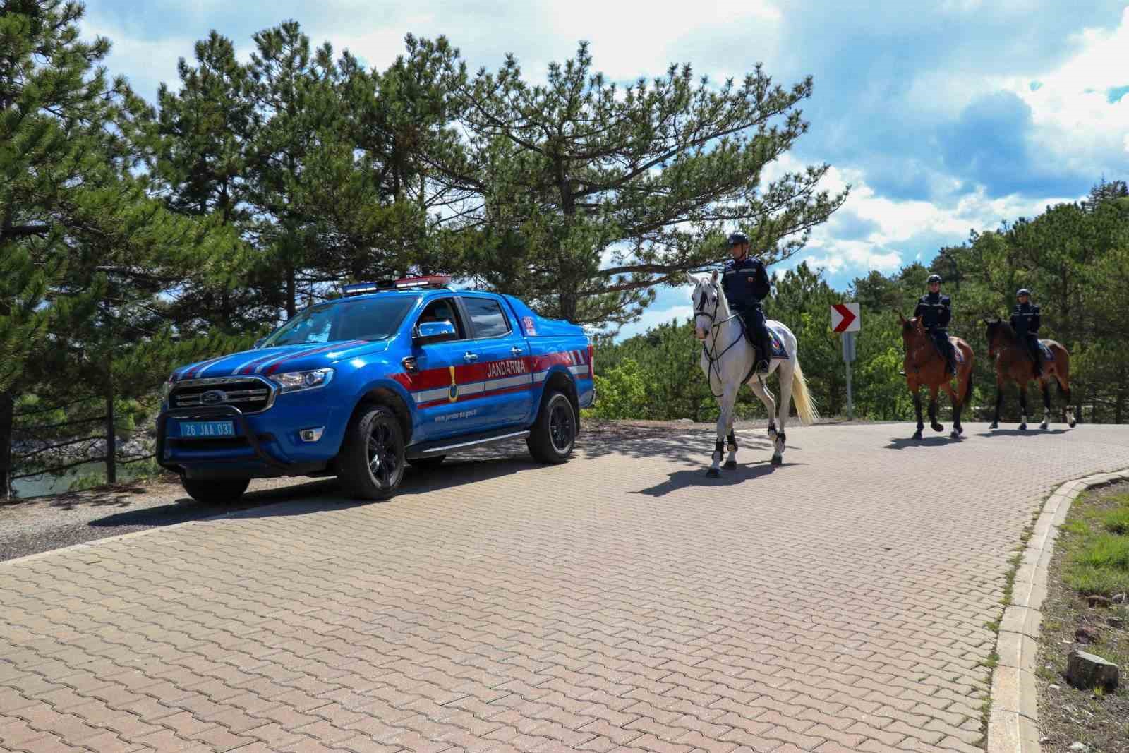 Parklarda devriyeye çıkan atlı jandarma takımları büyük ilgi topladı