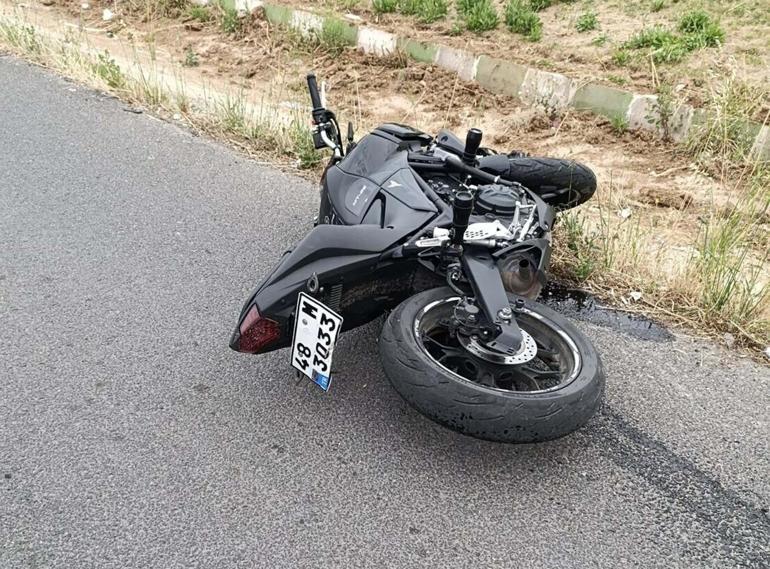 Bariyere çarpan motosikletteki 2 arkadaş öldü