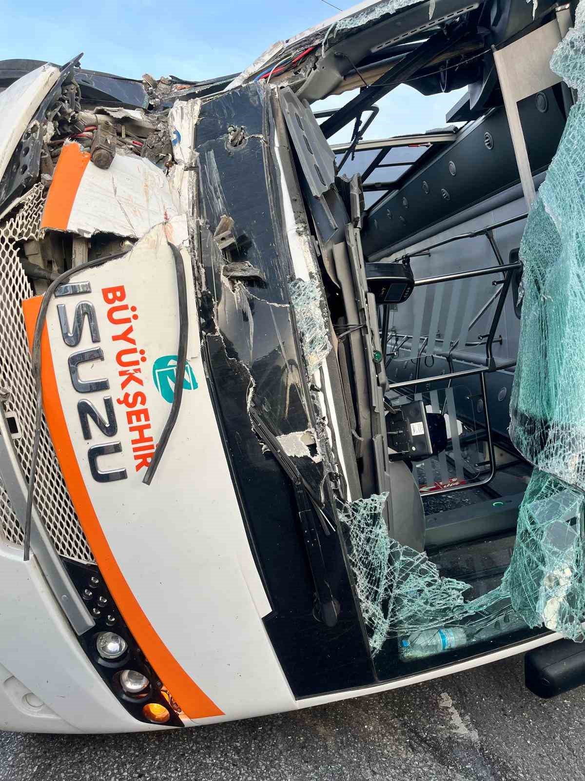 Belediye otobüsü ve 2 tırın karıştığı kazada 7 kişi yaralandı