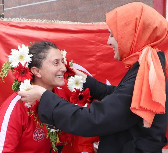 Rusya'da atlı okçulukta dünya şampiyonu olan Melek öğretmen, Erzurum'da coşkuyla karşılandı