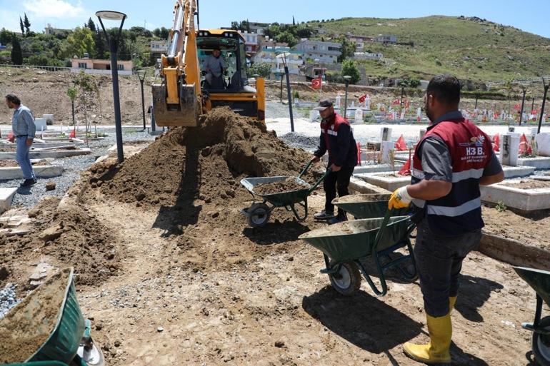 Hatay'daki yağışta depremzedelerin mezarları zarar gördü