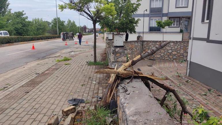 Site duvarı ve ağaca çarpan otomobil sürüklendi; sürücü yaralandı