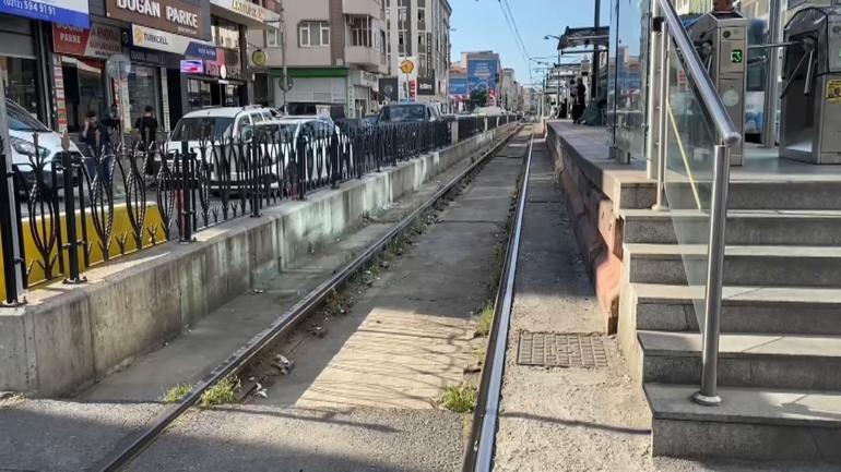 Sultangazi'de arkadaşlarıyla şakalaşırken tramvayın altına düşen çocuk yaralandı