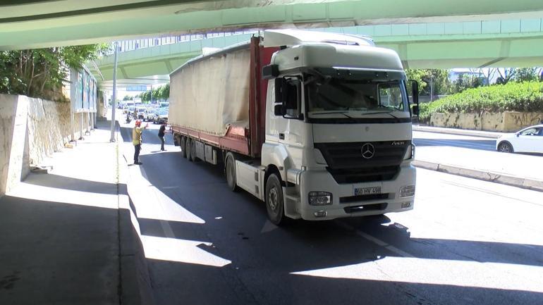 Bakırköy'de sabıkalı üst geçitte yine TIR kazası