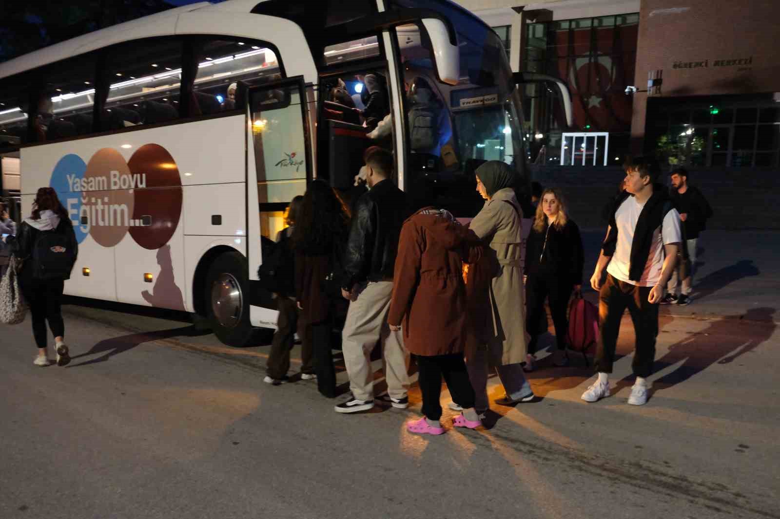 Anadolu Üniversitesi öğrencileri deprem bölgesinde kütüphaneler kurmak için yola çıktı