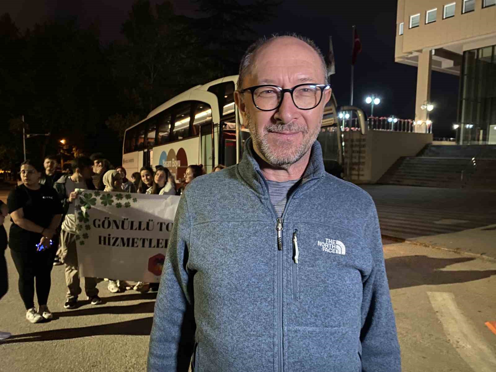 Anadolu Üniversitesi öğrencileri deprem bölgesinde kütüphaneler kurmak için yola çıktı