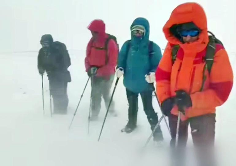 Rus dağcılar, Ağrı Dağı'nda tipiye yakalandı