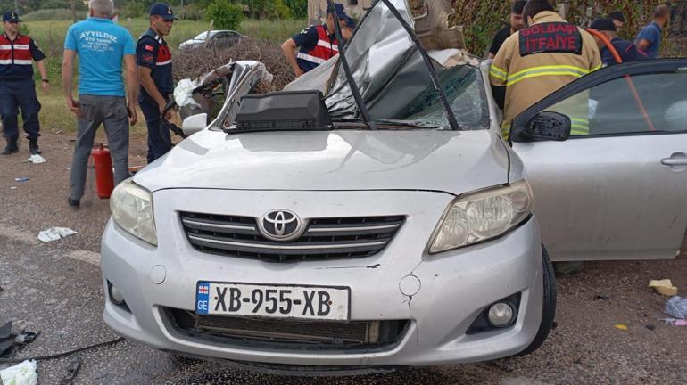 Otomobil, TIR ile çarpıştı: 2 ölü, 3 yaralı