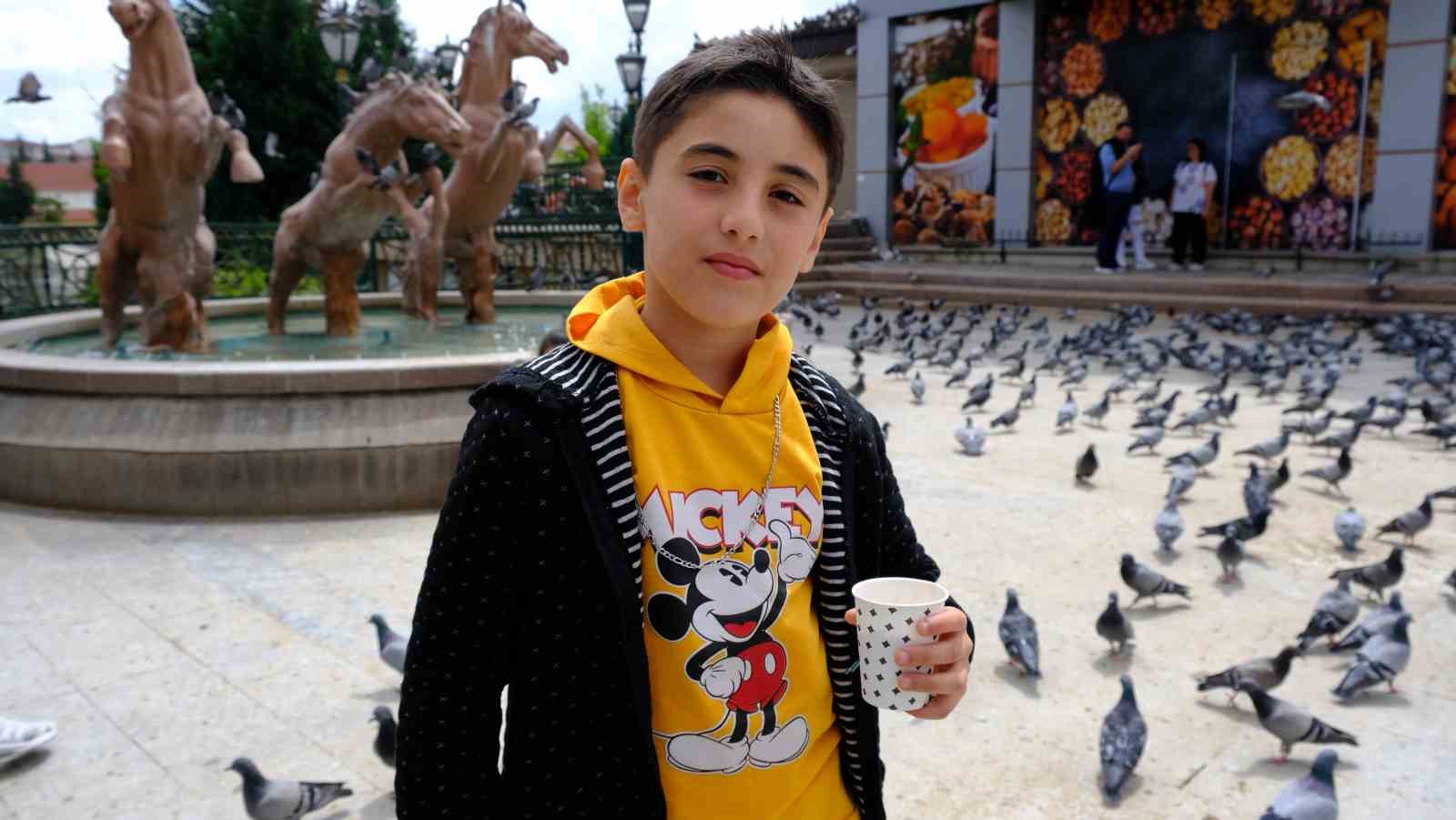 Nazilli’den gelen turistler Eskişehir’deki kuşları elleriyle besledi