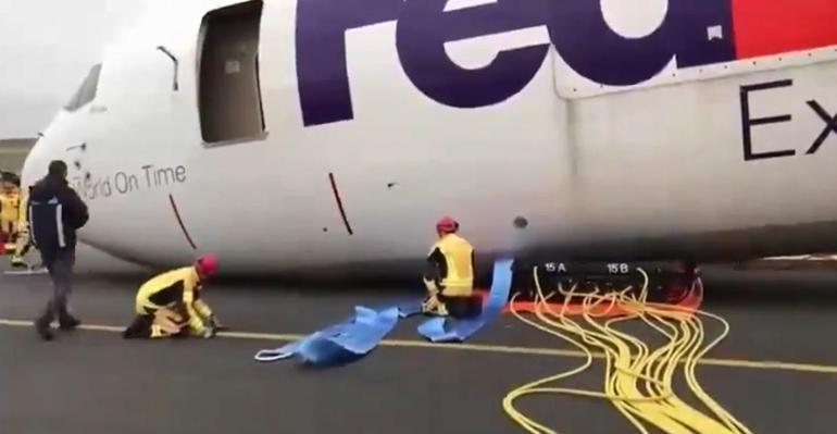 İstanbul Havalimanı'nda gövdesi üzerine inen uçak kaldırıldı